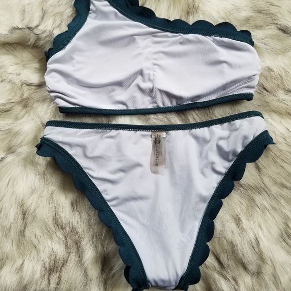 Cupshe Wavy Edge One-Shoulder Bikini - Picture 4 of 7